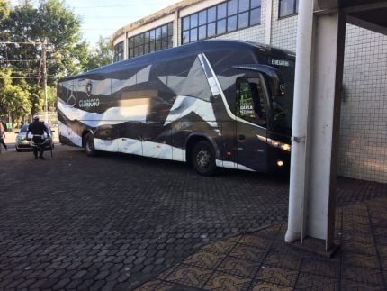 Ônibus da base do Botafogo fica em meio a operação policial na Linha Amarela