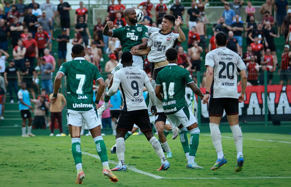Goiás perde em casa para o Athletico-PR e vê briga pelo acesso se complicar