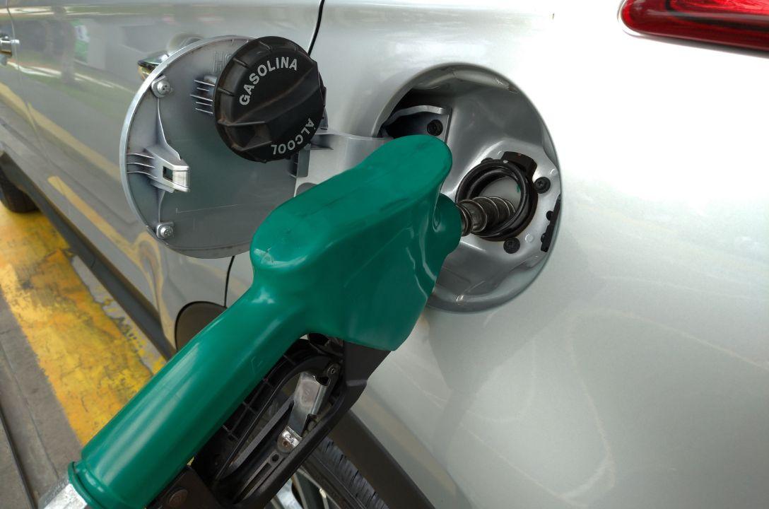 Abastecer com etanol estraga o motor? Entenda o risco