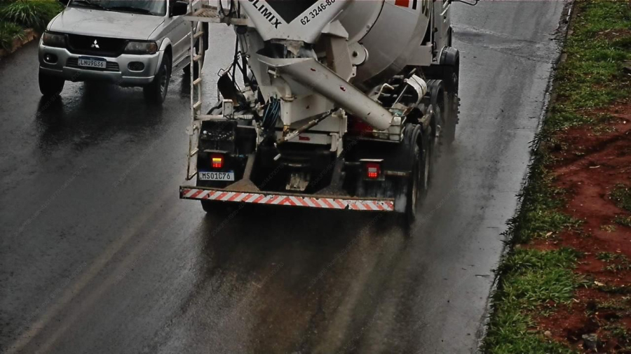 Empresa é multada em R$ 100 mil por derramar concreto em avenida 