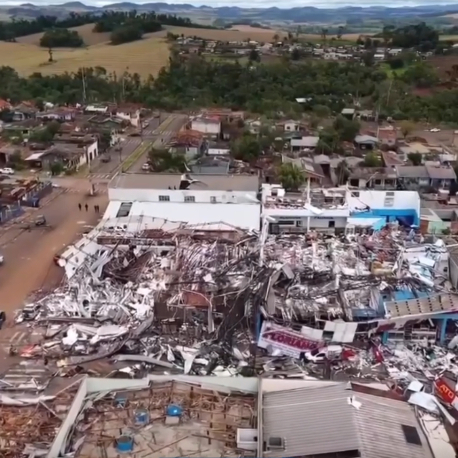 Tornado destrói 90% de cidade no Paraná, mata seis pessoas e fere 400