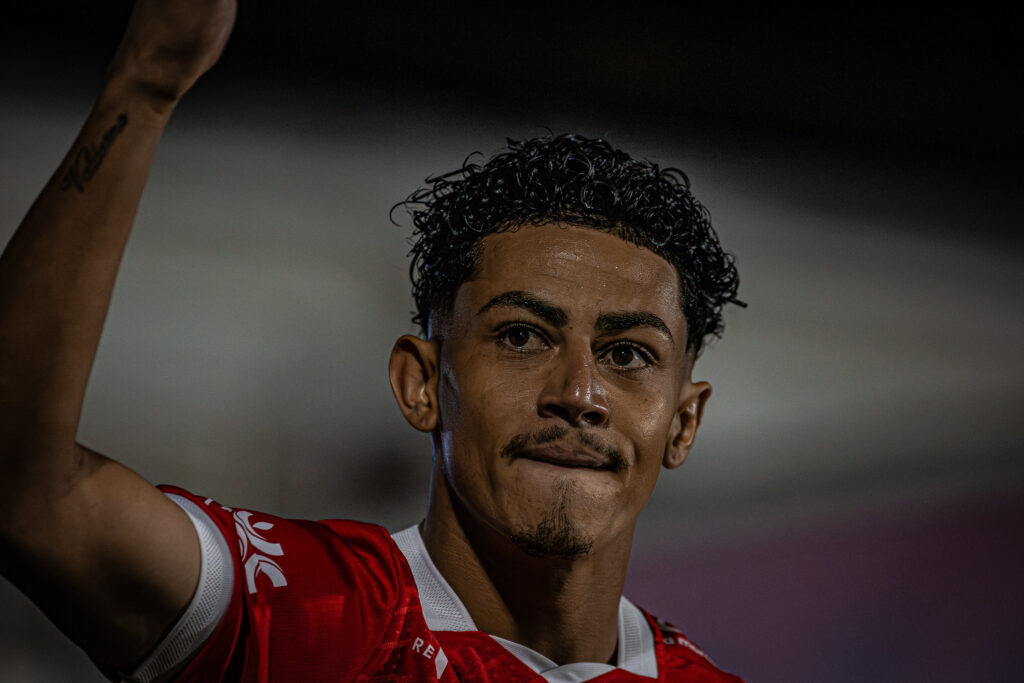 Vila Nova segue reformulação e meia é mais um que não fica para 2026