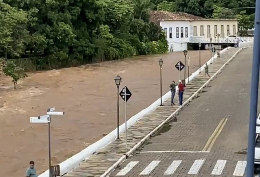 Risco de transbordamento do Rio Vermelho gera alerta laranja