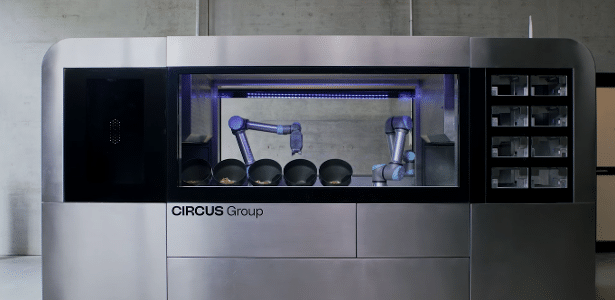 Robô cozinheiro prepara até 120 pratos por hora e lava louça sozinho