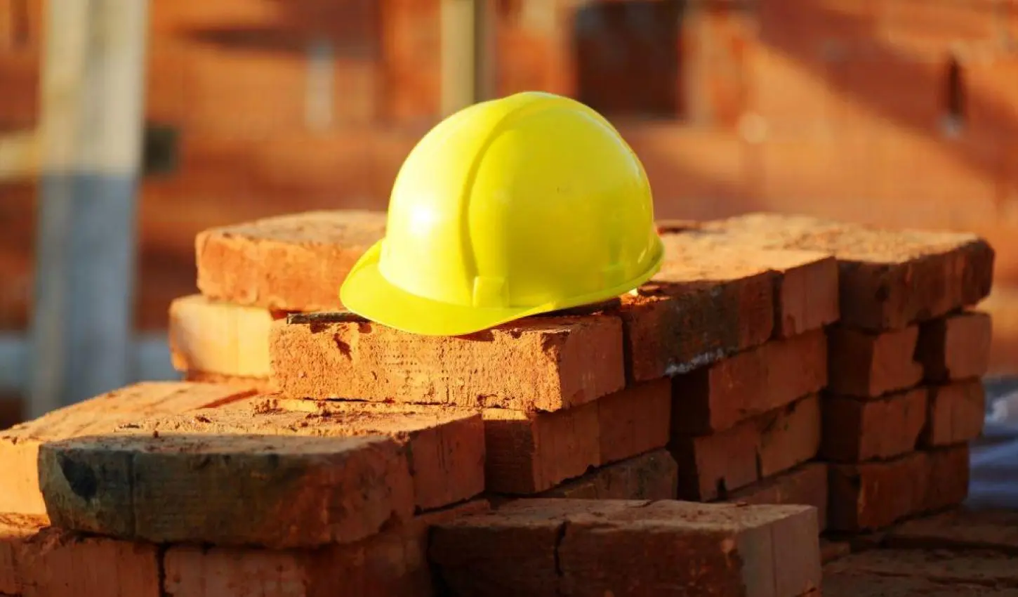 Por que está tão difícil achar pedreiro no Brasil? Entenda