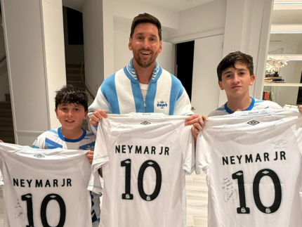 Neymar envia camisa do Santos a Messi e clube celebra ligação entre os ídolos