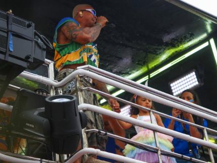 Liz, filha de Léo Santana, rouba a cena ao acompanhar o bloco do pai em Salvador