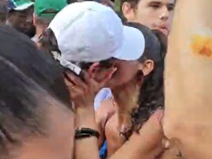 Bruna Marquezine e Shawn Mendes viram manchete mundial após beijão no Carnaval
