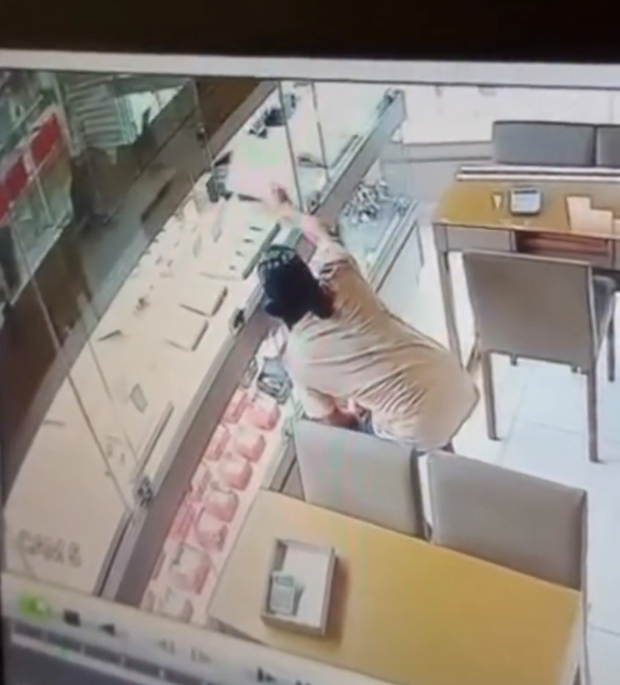 Homem passa noite em shopping e furta R$ 500 mil