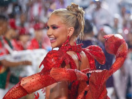 Virginia leva 20 fãs a camarote na Sapucaí em estreia como Rainha na Grande Rio