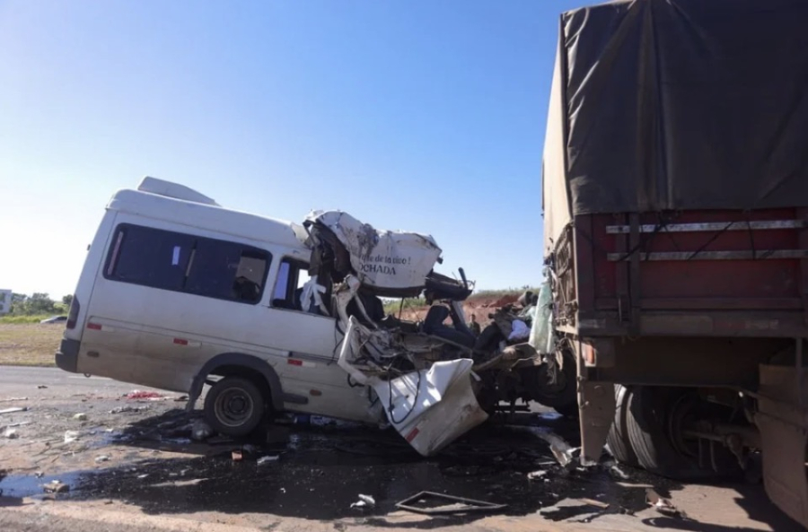 Acidente entre caminhão e van na BR-020 deixa 5 mortos e 11 feridos