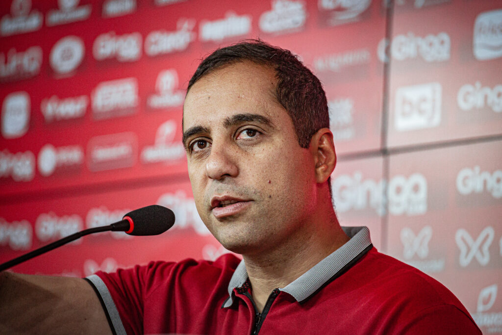 Vice do Vila Nova, Hugo Jorge Bravo sai em defesa de Louzer: “O menos culpado…”