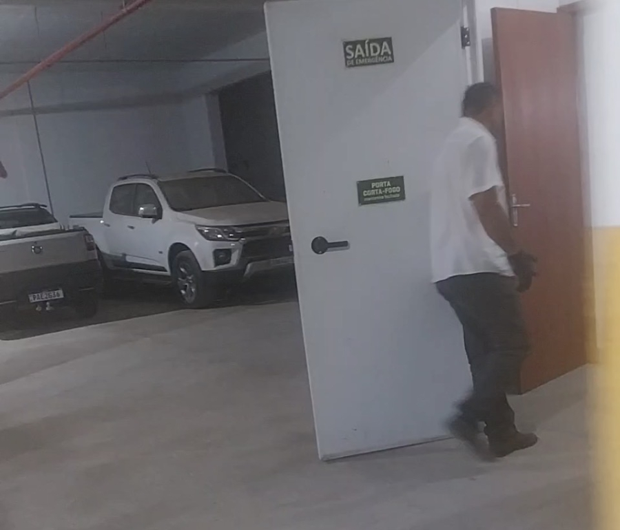 Video mostra quando síndico ataca corretora em subsolo de prédio