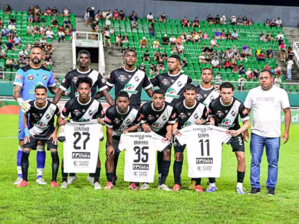 Em reestreia de Bruno, clube realiza homenagem a jogadores presos por estupro coletivo