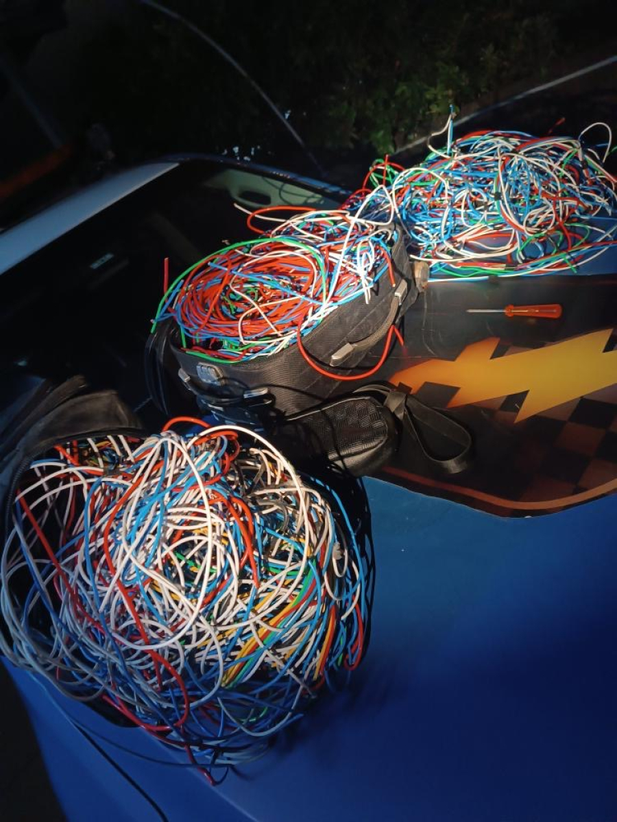 Denúncia ajuda PM a prender mulher por furto de fios em Aparecida