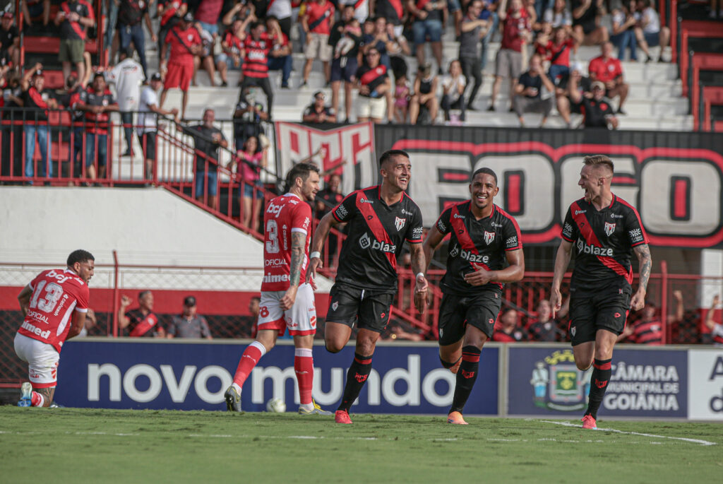 Atlético domina o Vila e larga em vantagem na semifinal do Goianão