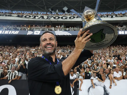 Ex-Botafogo, Artur Jorge recebe investida do Vasco, diz jornalista