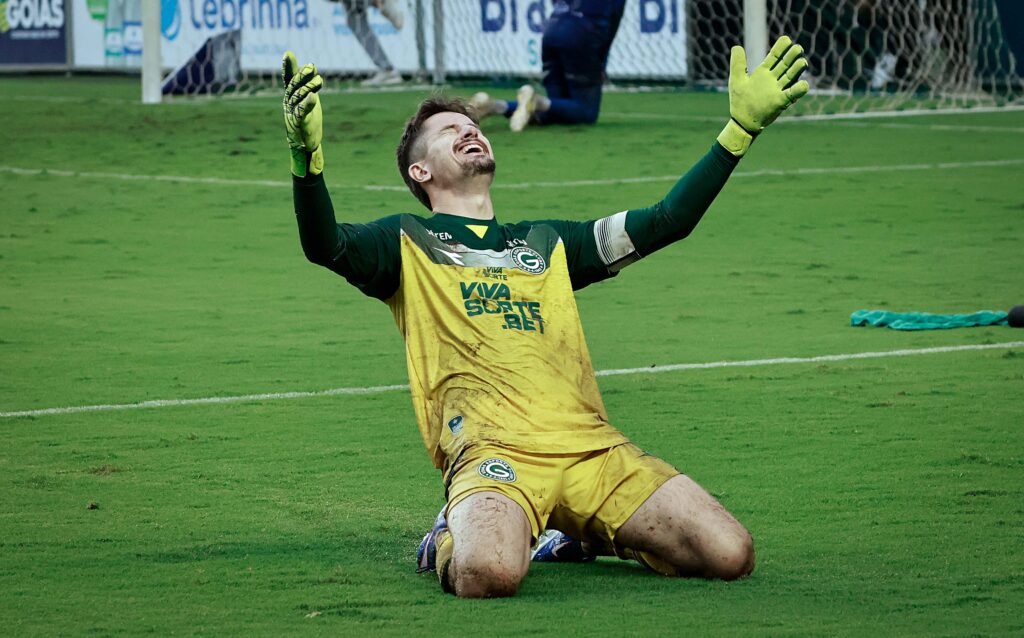 Goiás vence Anapolina nos pênaltis e é o primeiro finalista do Goianão 2026