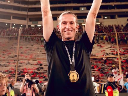 Após ser demitido pelo Flamengo, técnico Filipe Luís se manifesta: “Saio de cabeça erguida”