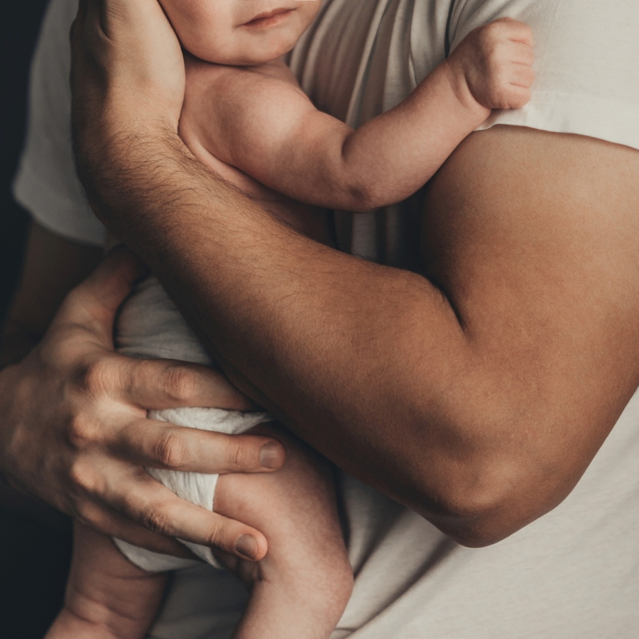 Licença-paternidade de até 20 dias é aprovada no Senado 
