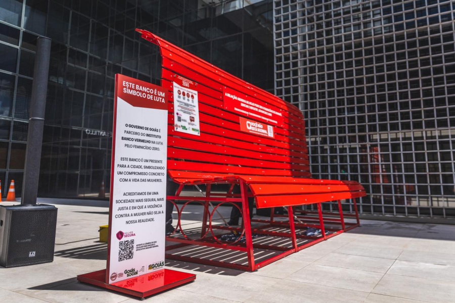 Prefeitura instala Banco Vermelho em ação contra feminicídio