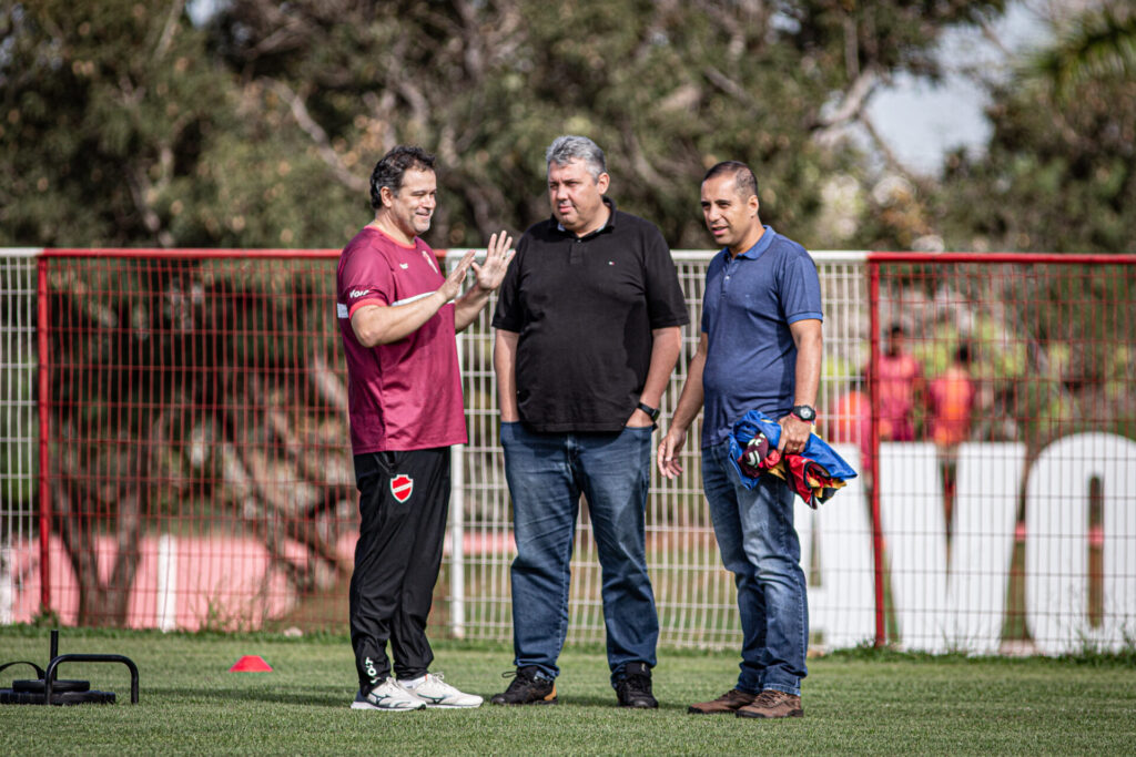 Pacotão de reforços: Vila Nova contrata zagueiro revelado pelo Vasco e volante destaque do Goianão 2026