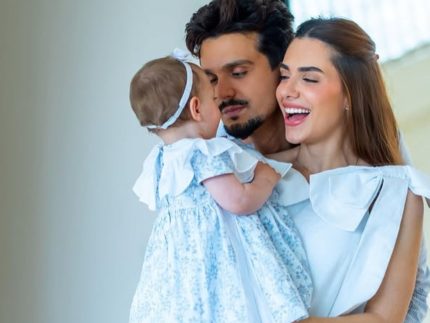 Jade Magalhães mostra Serena, filha com Luan Santana, em momento de diversão