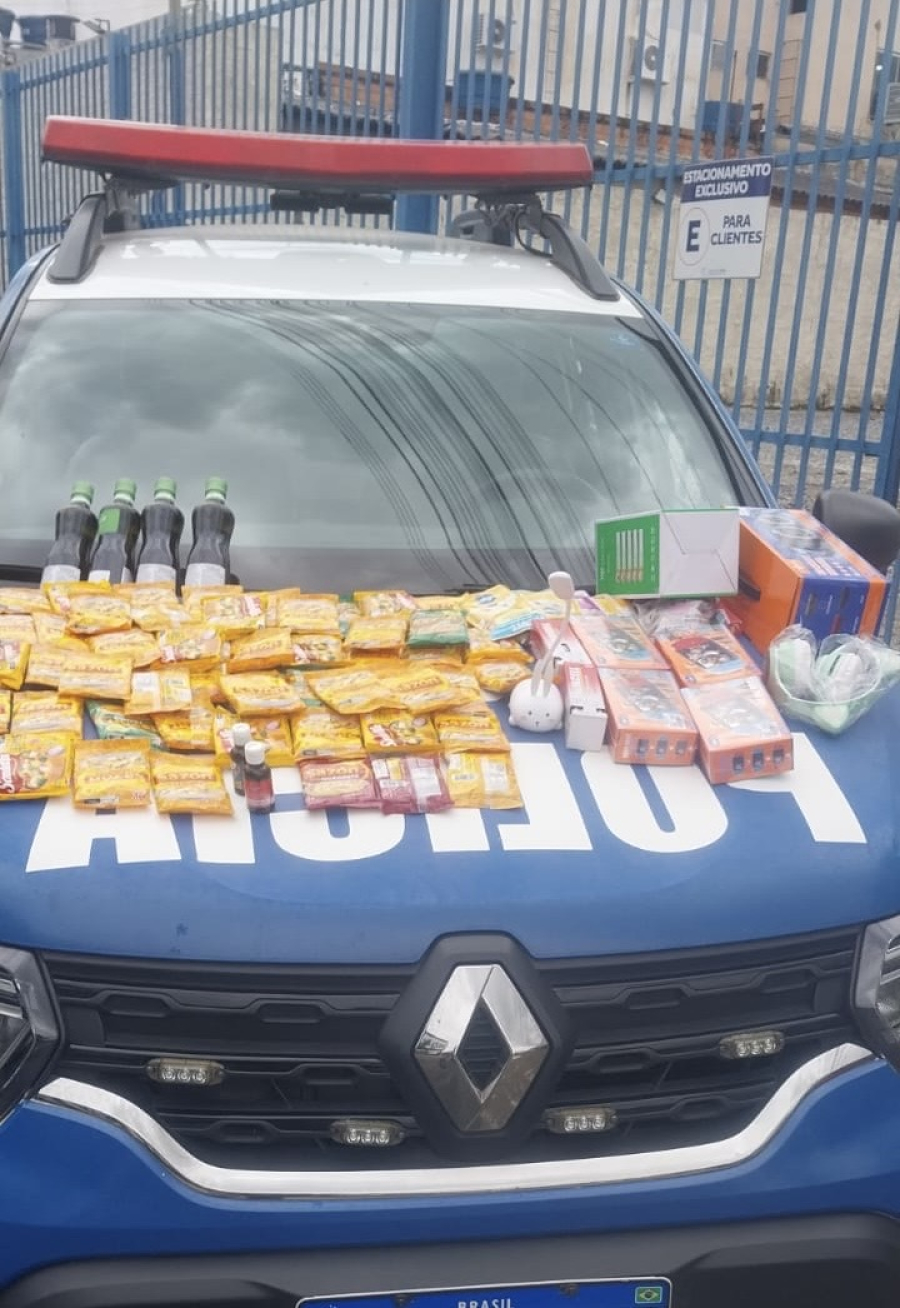 Mulher é presa após furtar supermercado e loja de utilidades