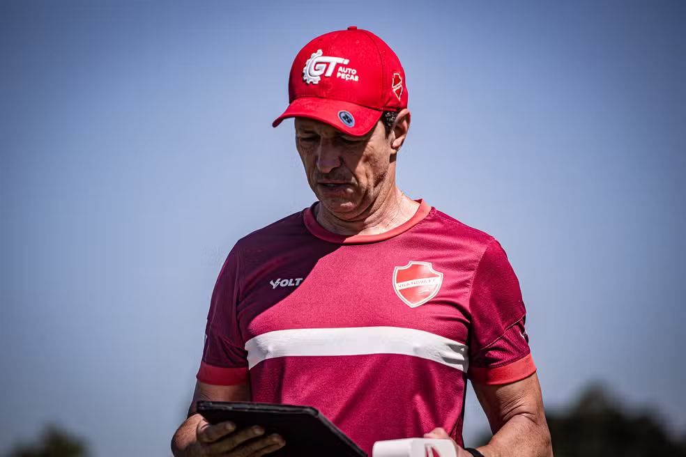 Após críticas da diretoria, Vila Nova demite preparador físico