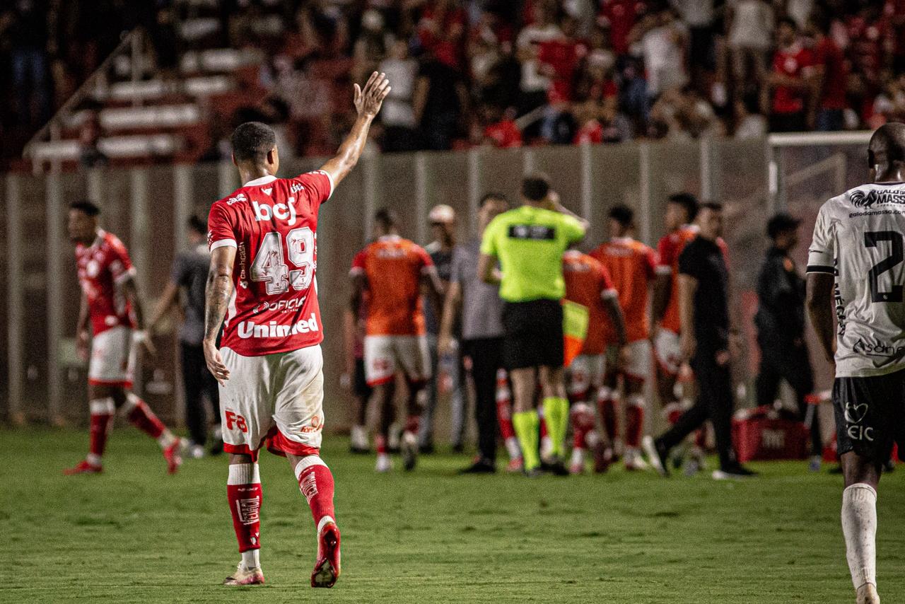 Dalberson salva e o Vila Nova avança na Copa do Brasil