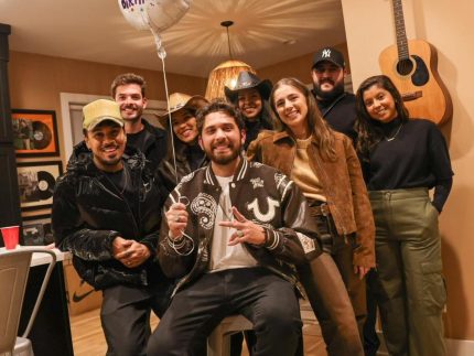 No berço do country: Gustavo Mioto fecha bar em Nashville, nos EUA, para comemorar 29 anos