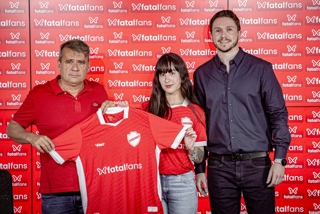 Vila Nova fecha patrocínio de conteúdo adulto e recebe “Beiçola do Privacy” em evento oficial