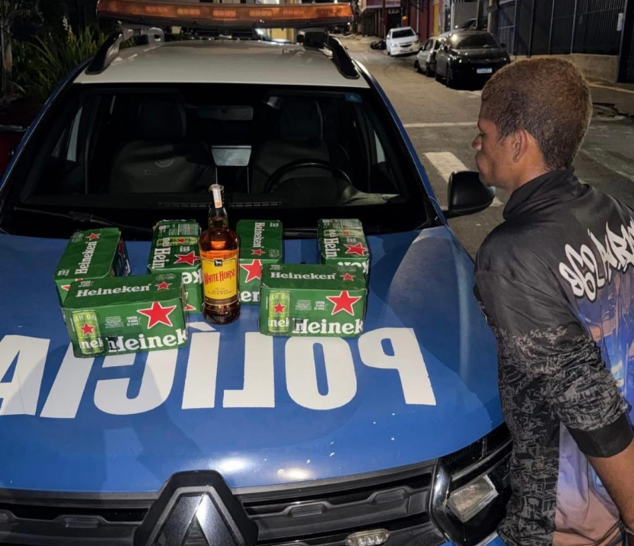 Homem é preso após furtar cerveja e uísque em supermercado