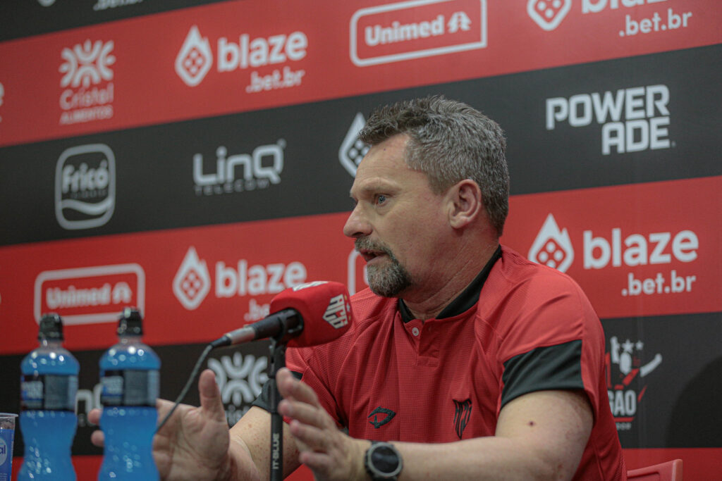 Vila Nova faz contato por treinador que comandou o Atlético em 2025