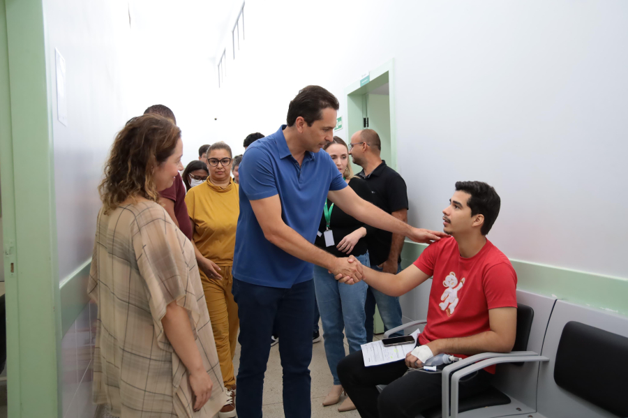 Prefeito Vilela visitam unidades de saúde de Aparecida