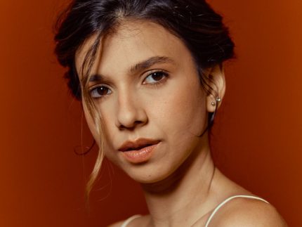 Júlia Portes integra elenco da série Emergência Radioativa: ”avassaladora”