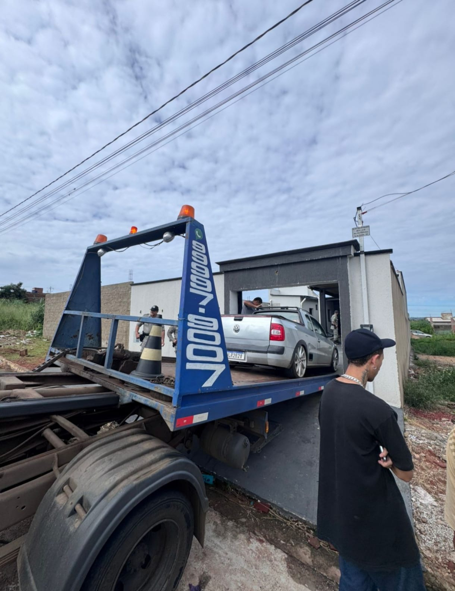 Após denúncia, PM interdita festa irregular e apreende carro