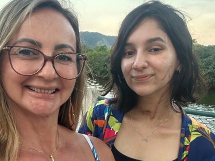 Mãe de jovem esfaqueada por negar namoro celebra 1º passeio da filha após alta